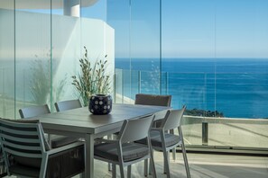 Outdoor dining - Apartment 'Stupa Hills - Spectacular Sea Views' with Sea View, Wi-Fi and Air Conditioning (Benalmadena)