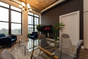 Dining - McCormick Place 2b/2b family unit with optional parking for up to 8 guests (Chicago)