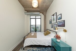 2 quartos, ferros/tábuas de passar roupa, berço de viagem