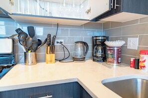Fridge, microwave, oven, stovetop - McCormick Place 2b/2b family unit with optional parking for up to 8 guests (Chicago)