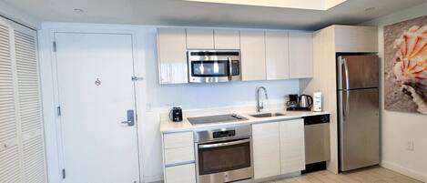 Refrigerador, microondas, horno, placa de cocina