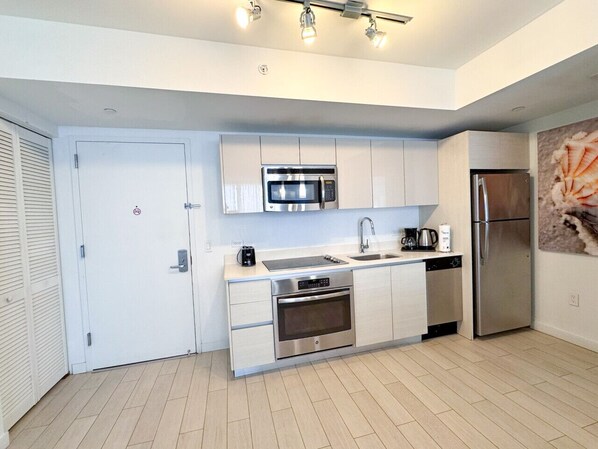 Fridge, microwave, oven, stovetop