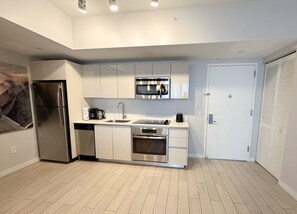 Réfrigérateur, four à micro-ondes, un four, surface de cuisson