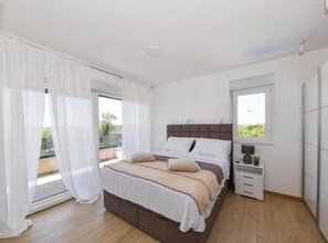 4 bedrooms, iron/ironing board, Internet, bed sheets