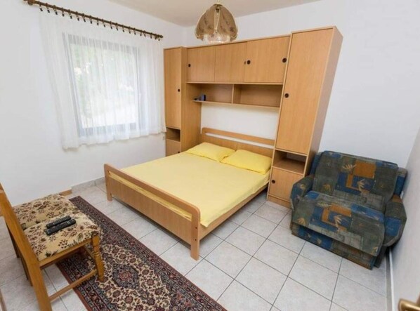 4 bedrooms, internet, bed sheets