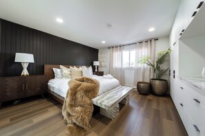 4 bedrooms, iron/ironing board, WiFi, bed sheets