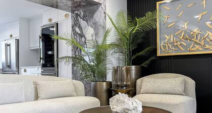 *NEW*Luxury Retreat*Hot Tub*King Beds*Sleeps 8*A/C