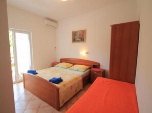 3 bedrooms, internet, bed sheets, wheelchair access