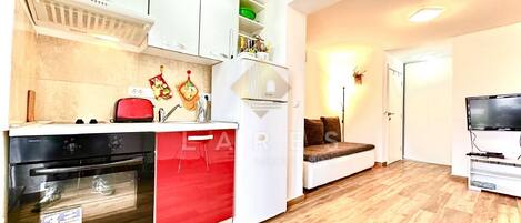 ثلاجة، فرن، موقد طهي مسطح، ماكينة لصنع القهوة/الشاي