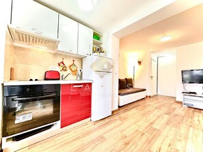 Réfrigérateur, four, plaque de cuisson, cafetière/bouilloire