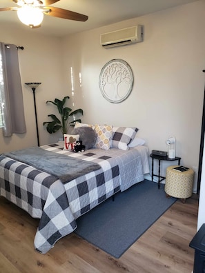 1 slaapkamer, een strijkplank/strijkijzer, wifi, beddengoed