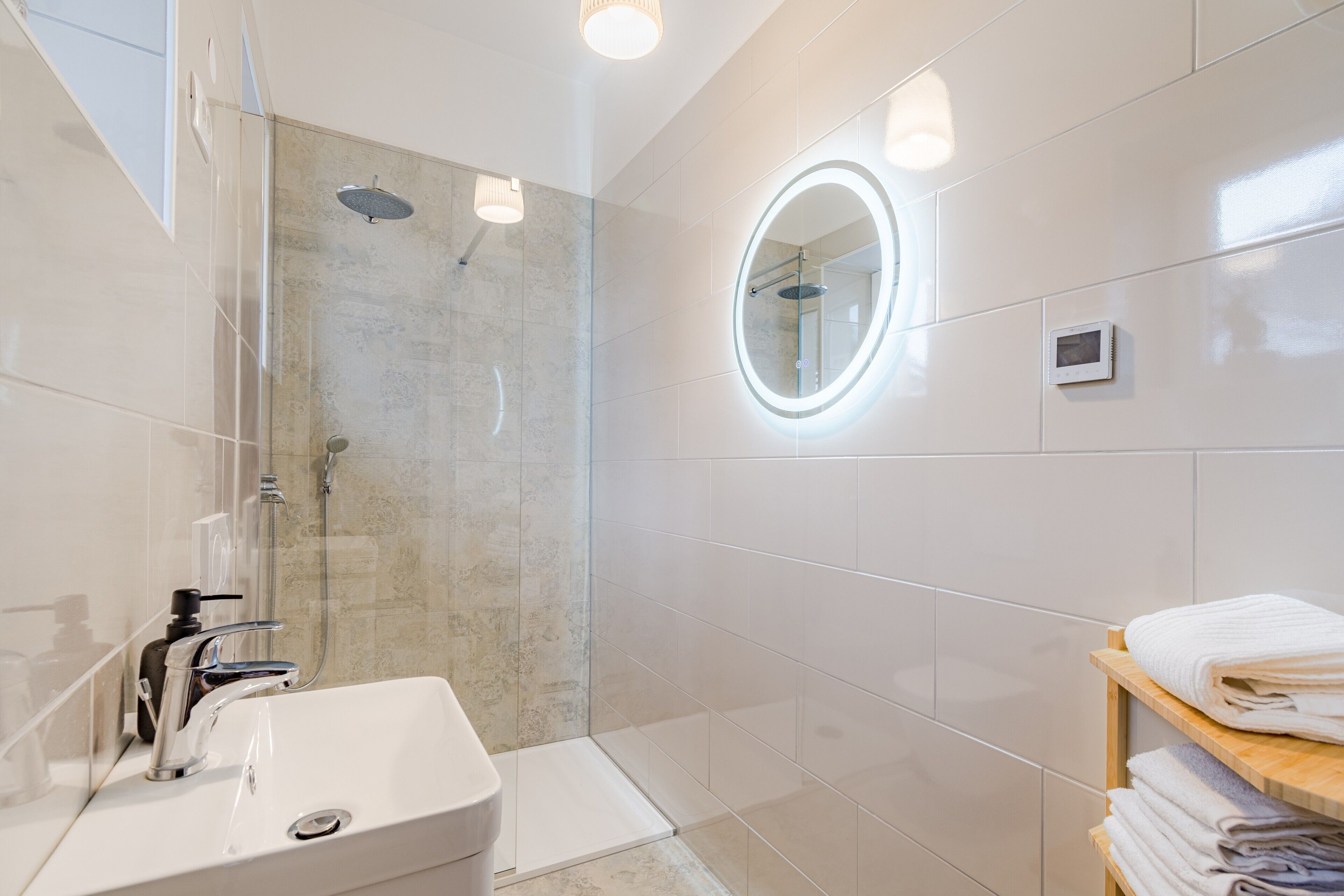 Shower, hair dryer, towels