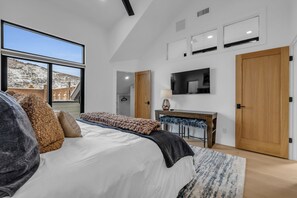 4 chambres, bureau, fer et planche à repasser, lit parapluie