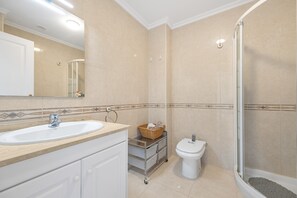 Een douche, een haardroger, handdoeken