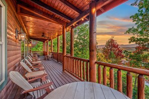 House - A View for All Seasons Luxe Smoky Mountain Cabin With Hot Tubs Game Room (Sevierville)