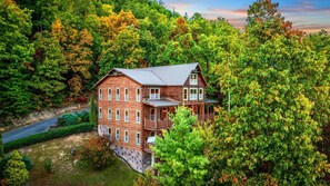 House | 12 bedrooms - A View for All Seasons Luxe Smoky Mountain Cabin With Hot Tubs Game Room (Sevierville)