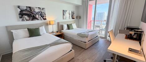 2 chambres, bureau, fer et planche à repasser, lit parapluie