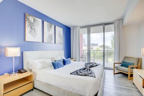 2 bedrooms, desk, iron/ironing board, travel crib - Stylish 2BR at Beachwalk Resort (Hallandale Beach)