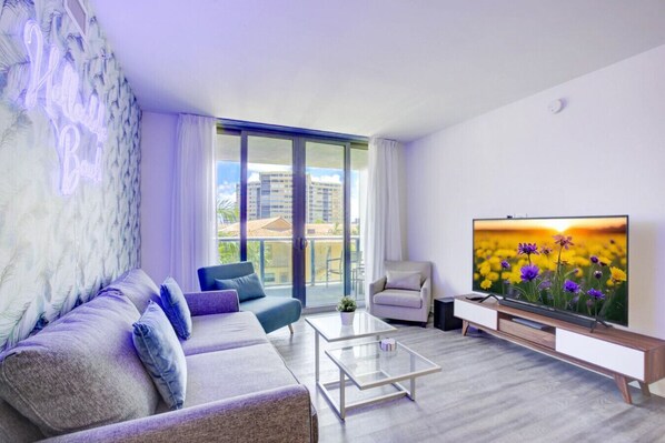 TV - Stylish 2BR at Beachwalk Resort (Hallandale Beach)