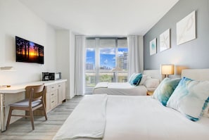 2 chambres, bureau, fer et planche à repasser, lit de bébé portatif