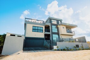 Exterior - Escape to Paradise at THE LIGHTHOUSE VILLA! (Grafton)