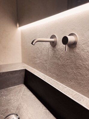 Dusche, Haartrockner, Bidet, Handtücher