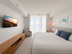 2 bedrooms, desk, iron/ironing board, travel crib - Excellent Two Bedroom Apartment with Amazing View (Hallandale Beach)