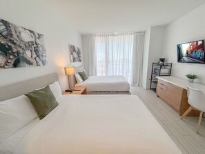 2 camere, una scrivania, ferro/asse da stiro, culla da viaggio