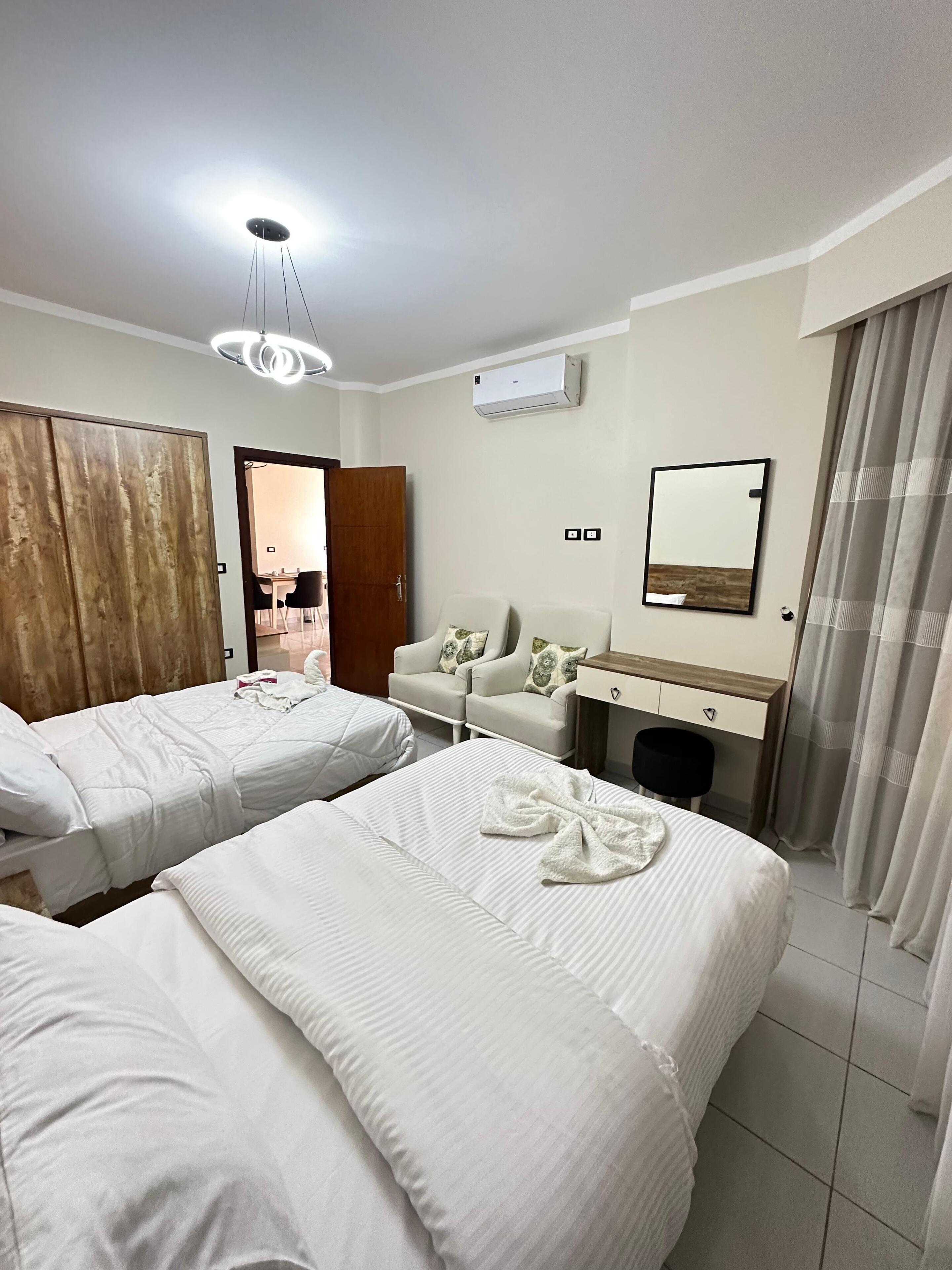 Familieleilighet, sjøutsikt | Skrivebord, skrivebord for bærbar PC og wi-fi (inkludert)