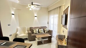 Una sala de estar moderna con sofá, mesa de centro y comedor.