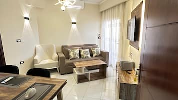 Studio Apartment with Balcony R-219 | Living area