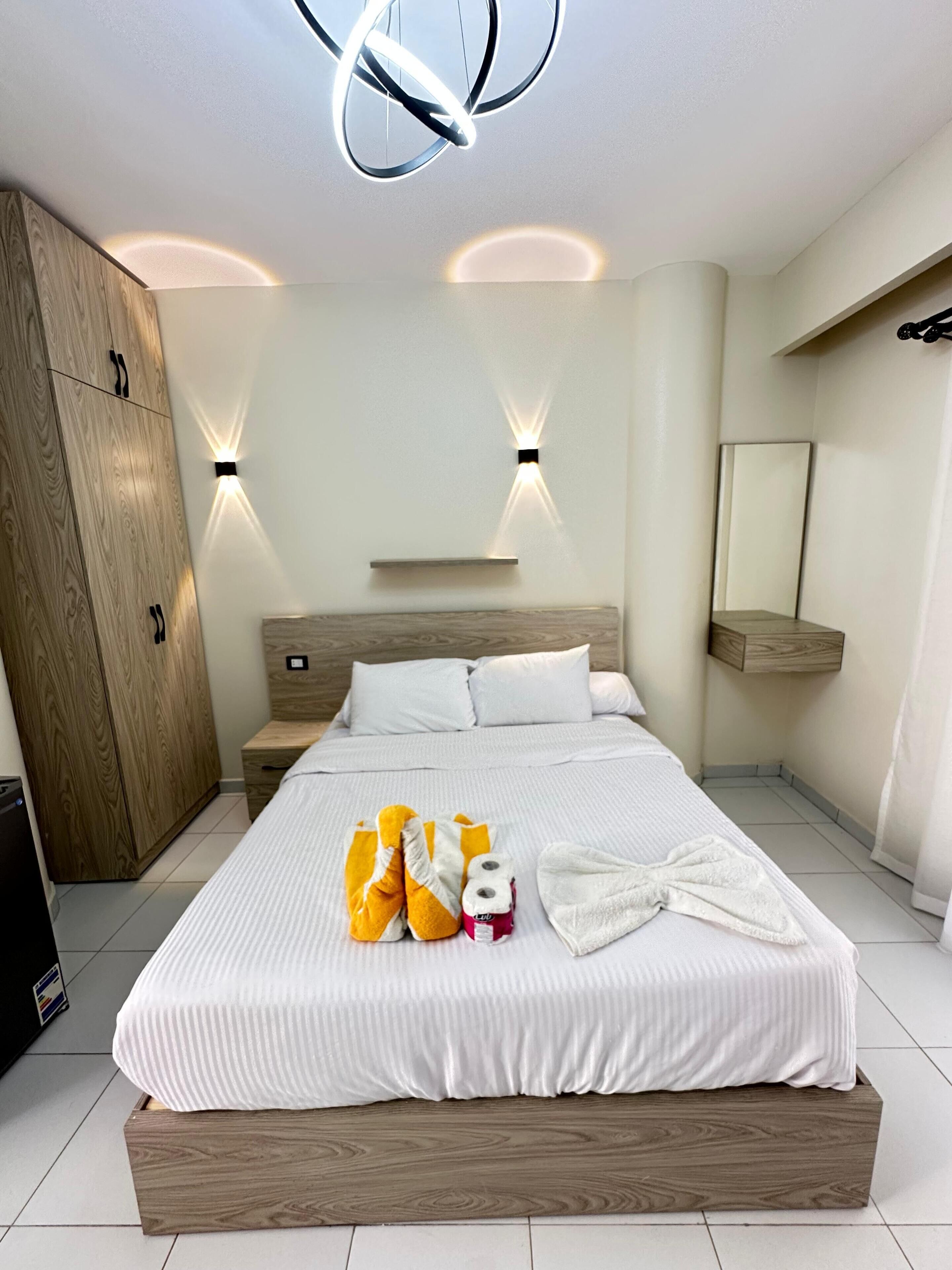 Studio – city | Skrivebord, skrivebord for bærbar PC og wi-fi (inkludert)