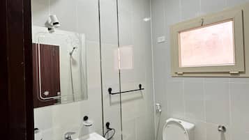 Economy Apartment | Bathroom | Hair dryer, towels, soap, shampoo