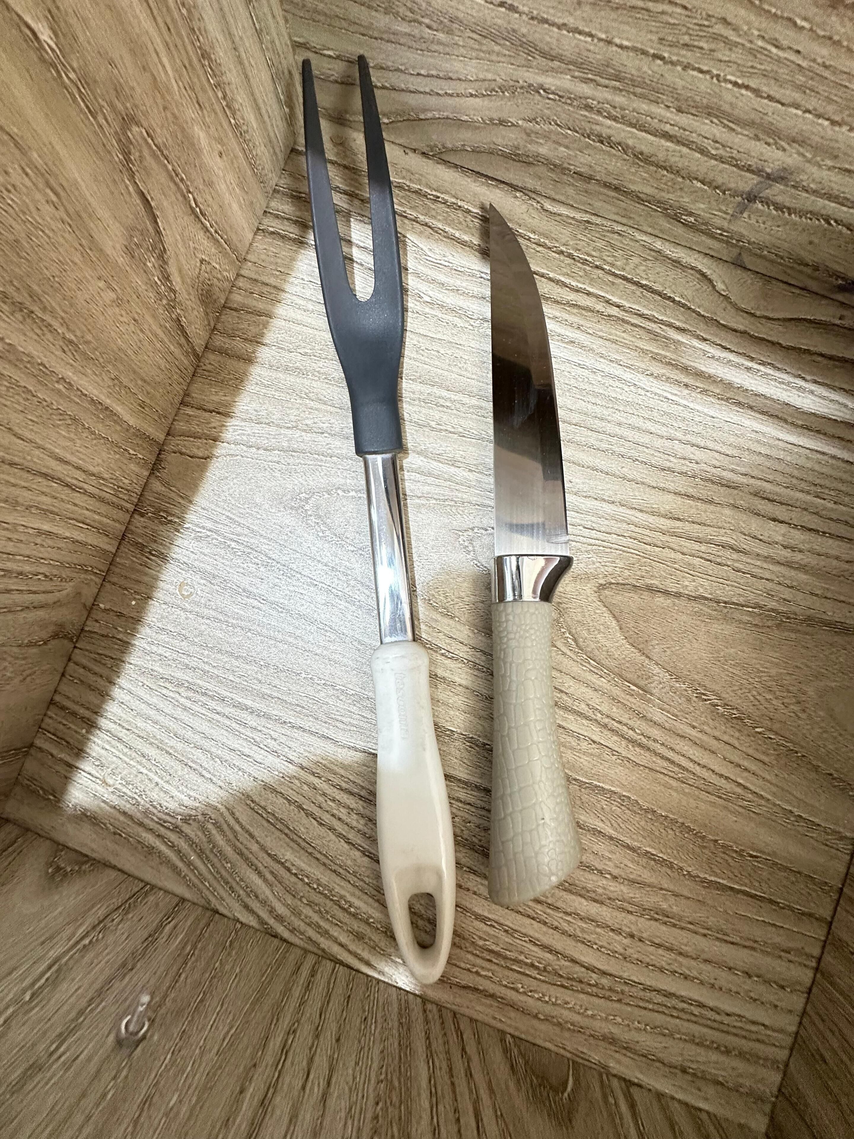 Utensili da cucina con manici su un piano di legno.