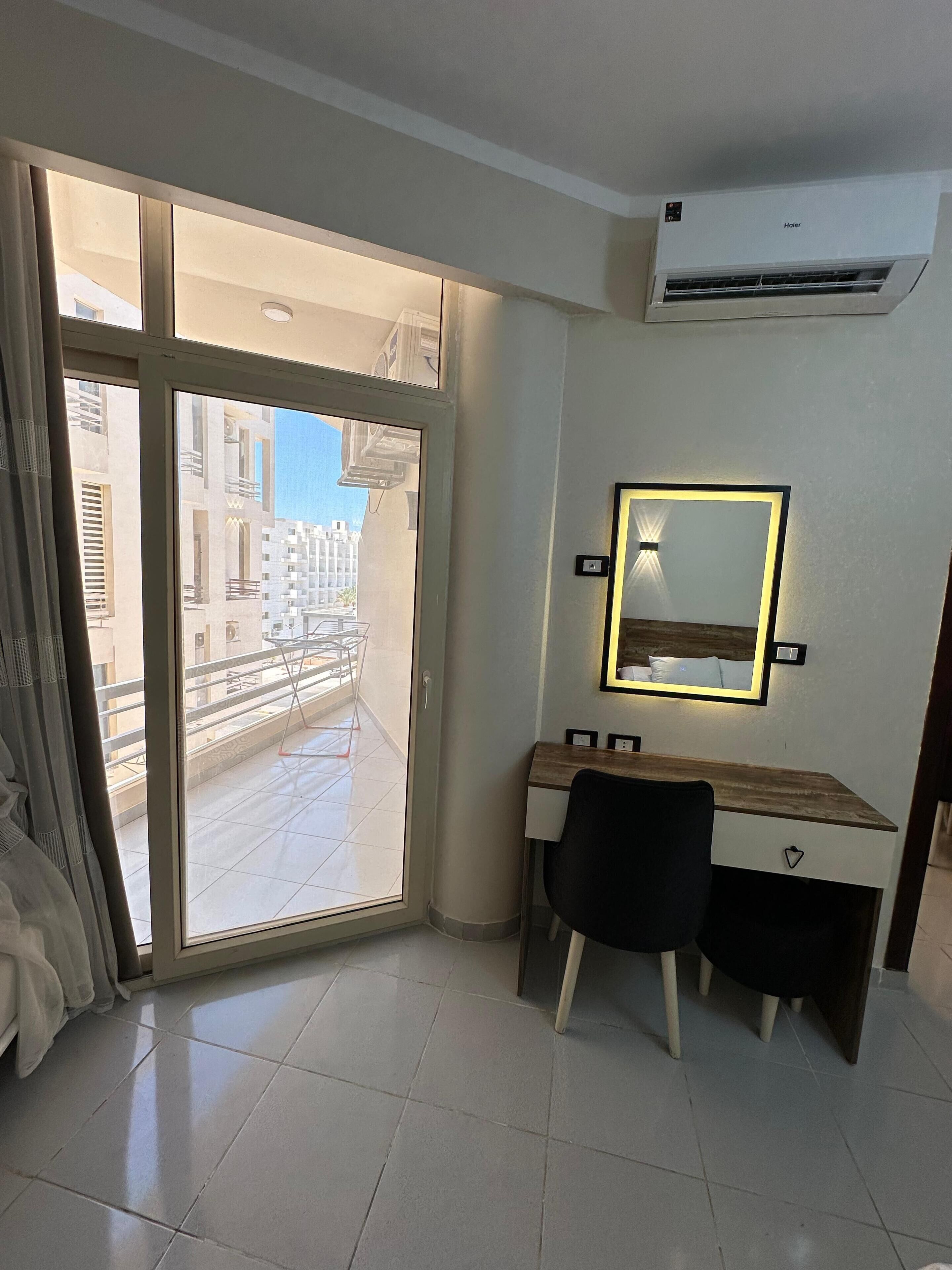 Studio Apartment with Balcony R-219 | Bàn, khu vực làm việc phù hợp cho laptop 