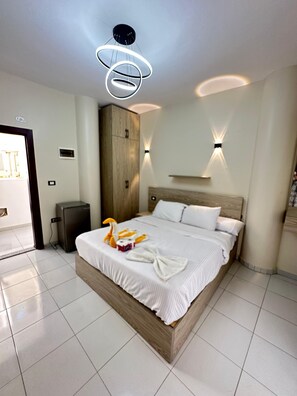 Deluxe Studio R-307 | Desk, laptop workspace, free WiFi