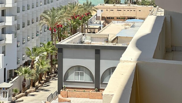 Un edificio moderno con vista al mar.