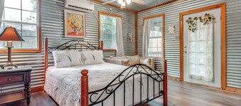 Cozy Couple's Cottage w/ View Near Canyon Lake!