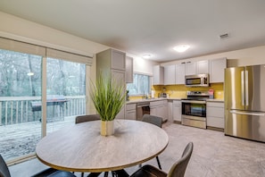 Fridge, microwave, stovetop, dishwasher - 3 Mi to The Woodlands: Warm & Welcoming Home! (Spring)