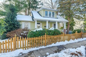 Exterior - 1 Mi to East Falls Station: Home w/ Office! (Arlington)