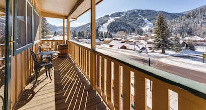 1/2 Mi to Skiing: Red River Condo w/ Free Shuttle!