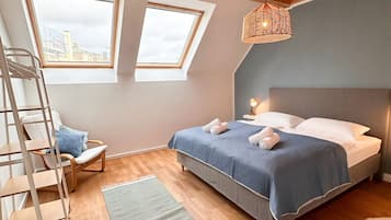 3 habitaciones, escritorio y tabla de planchar con plancha