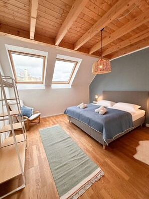 3 Schlafzimmer, Schreibtisch, Bügeleisen/Bügelbrett, Reisekinderbett