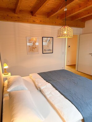 3 bedrooms, desk, iron/ironing board, travel cot