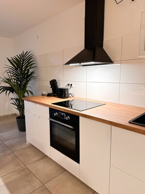 Fridge, microwave, stovetop, dishwasher