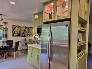 Interior - Pu'uwai Place in the heart of Volcano Village (Mountain View)