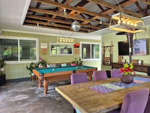 Game room - Pu'uwai Place in the heart of Volcano Village (Mountain View)