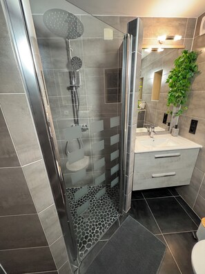 Dusche, Haartrockner, Handtücher, Toilettenpapier