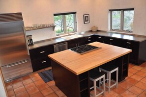 Fridge, microwave, oven, stovetop - Big Sky Marfa - Quiet, Spacious Adobe with Spectacular WtX Views! (Marfa)