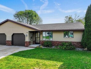 Exterior - Take Rest in LC - Comfortable Homey Stay - WIFI (Little Chute)